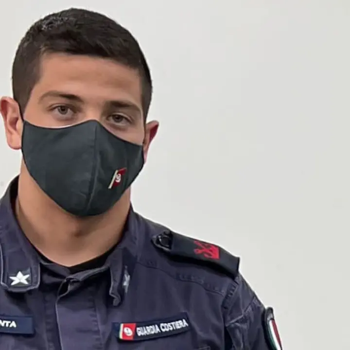 Praia, militare eroe della Guardia Costiera salva due ragazzi trascinati al largo da una tempesta di vento