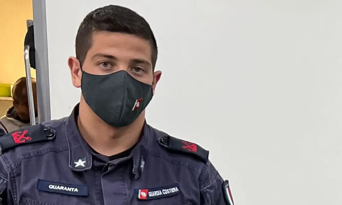 Praia, militare eroe della Guardia Costiera salva due ragazzi trascinati al largo da una tempesta di vento
