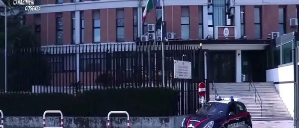 Pestaggio a un titolare di un noto negozio di Cosenza, la Dda arresta due persone | NOMI