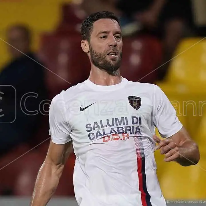 Rispoli: «Cosenza piazza importante. Sul gol ho detto a Kornvig...»