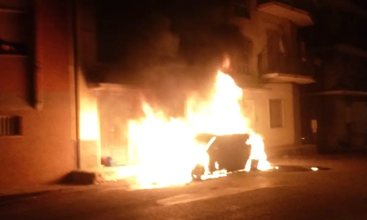 Cetraro, due macchine date alle fiamme nel parcheggio dell'ospedale
