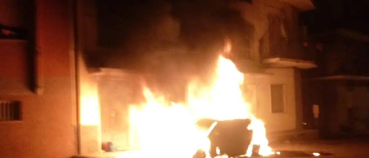 Cetraro, due macchine date alle fiamme nel parcheggio dell'ospedale