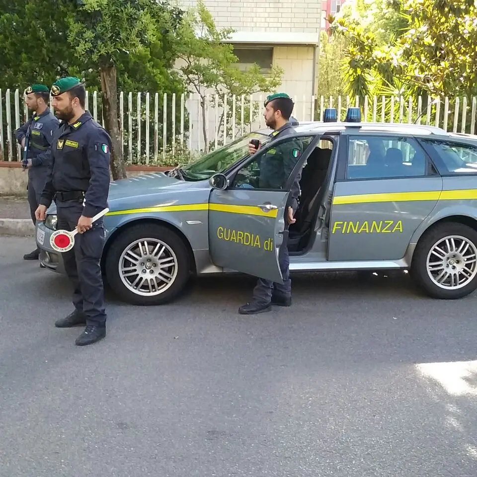 Controlli a tappeto della Finanza: sequestrato mezzo chilo di droga