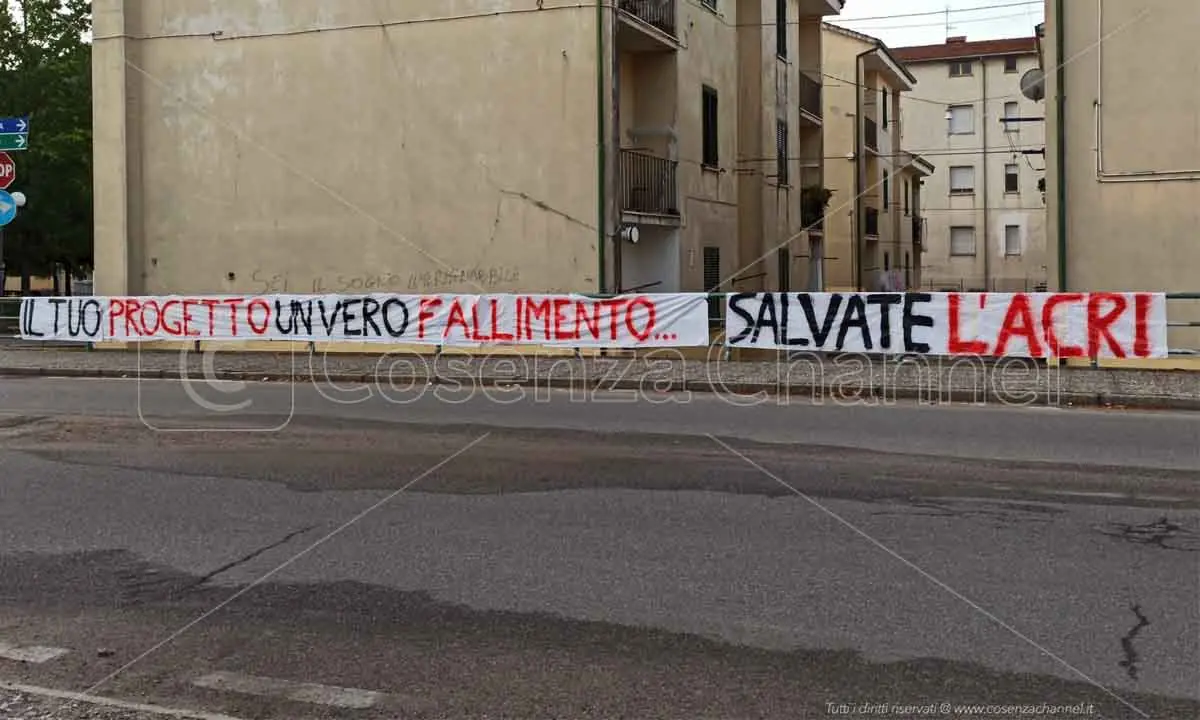 Acri, lo striscione fotografa la preoccupazione della tifoseria
