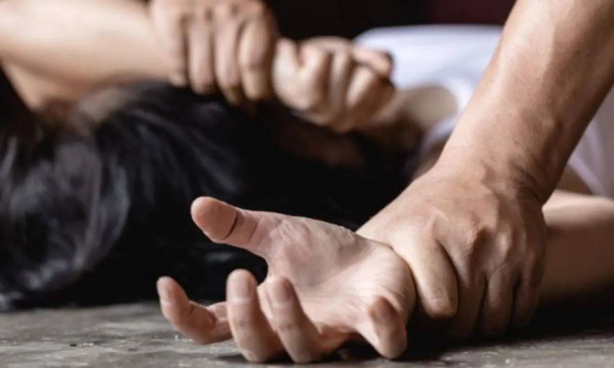 Lattarico, si finge un ragazzo per ottenere video e foto hard da una minore. Arrestato 46enne