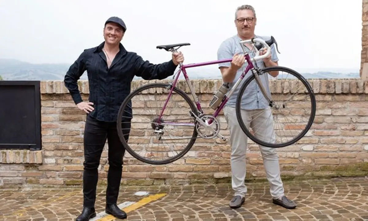 In bici dalle Marche alla Calabria al suono della fisarmonica: a Cetraro arriva il Pif Around
