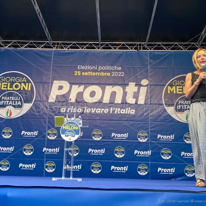Giorgia Meloni acclamata a Cosenza da migliaia di simpatizzanti di Fratelli d'Italia (FOTO-VIDEO)