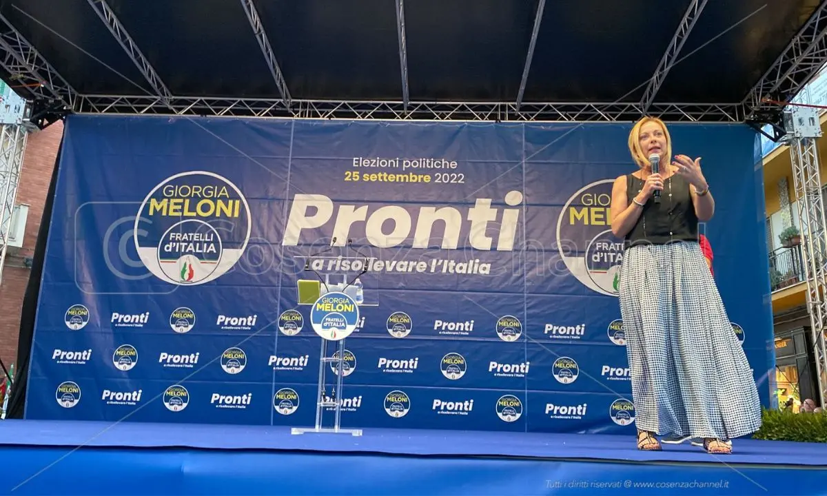 Giorgia Meloni acclamata a Cosenza da migliaia di simpatizzanti di Fratelli d'Italia (FOTO-VIDEO)