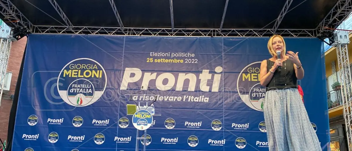 Giorgia Meloni acclamata a Cosenza da migliaia di simpatizzanti di Fratelli d'Italia (FOTO-VIDEO)