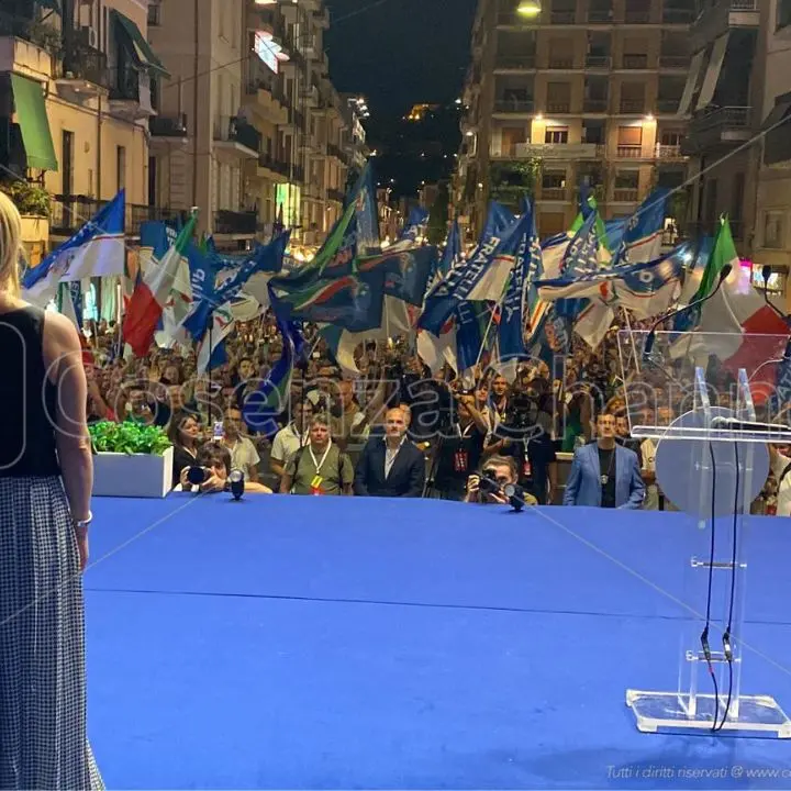 In quattromila a Cosenza per Giorgia Meloni: «Ci davano per morti e adesso siamo in cima»