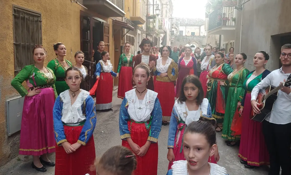Firmo, successo per Tri Gra: la storia sfila tra le vie del borgo