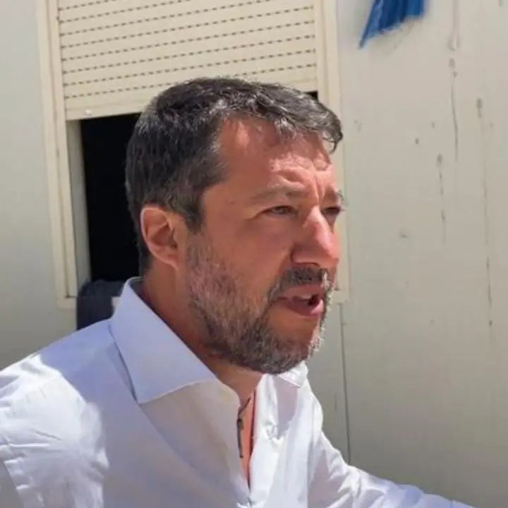 Migranti, visita a sorpresa di Matteo Salvini a Lampedusa