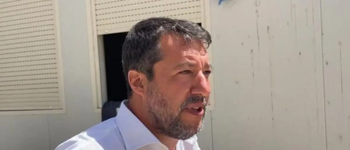 Migranti, visita a sorpresa di Matteo Salvini a Lampedusa