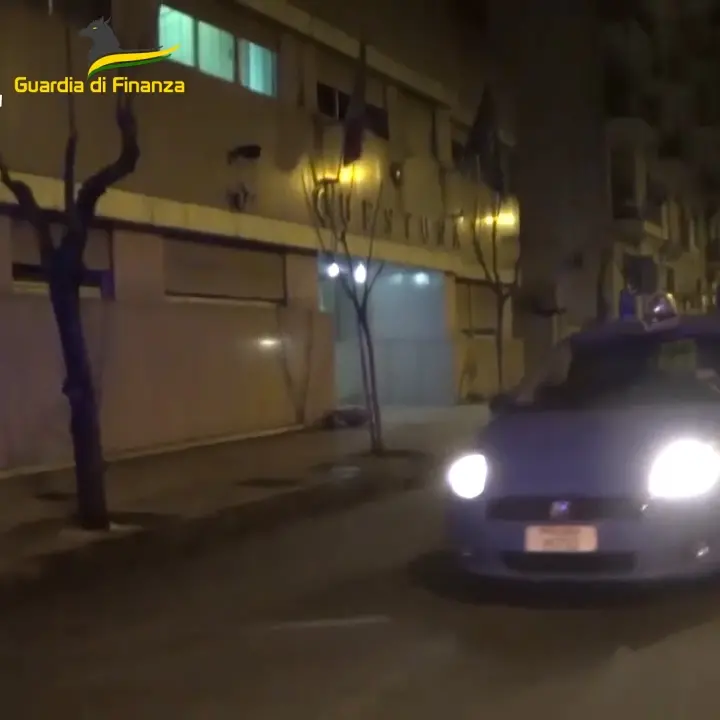 Cosenza, tenta di scippare con un coltello una donna nel portone di casa
