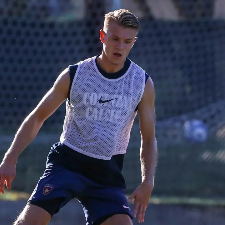 Fisico, inserimenti e tiri da fuori: Kornvig a Cosenza per spiccare il volo