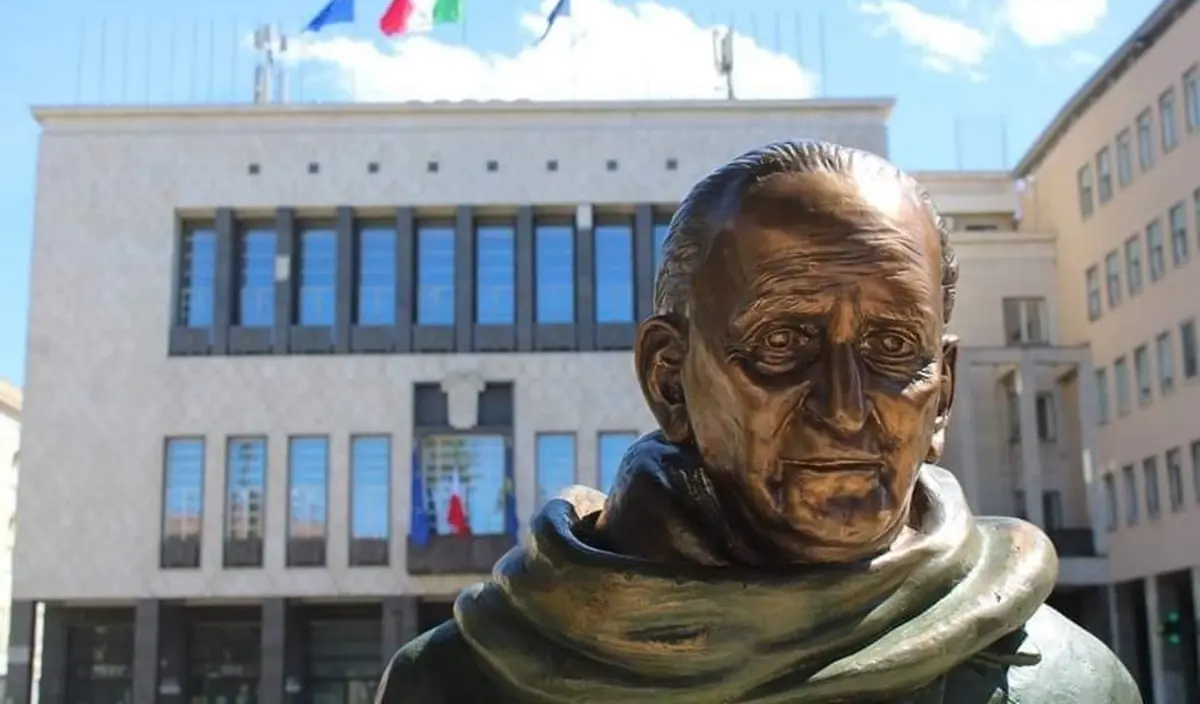 Giacomo Mancini è il simbolo di Cosenza, la sua statua non si tocca