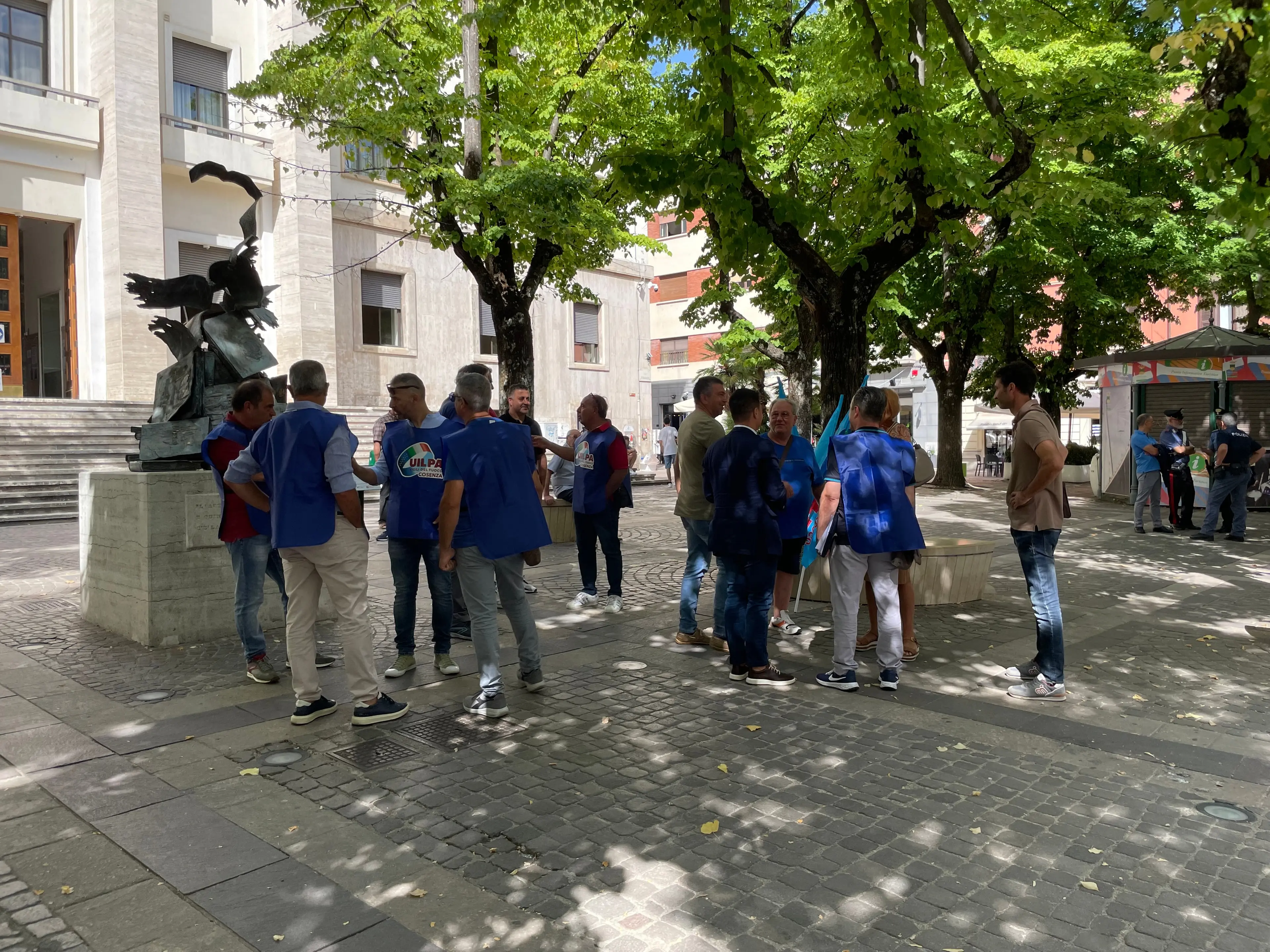 Vigili del fuoco, presidio della Uil a Cosenza: «Carenze di organico e sicurezza, politica e istituzioni ci ascoltino» - VIDEO