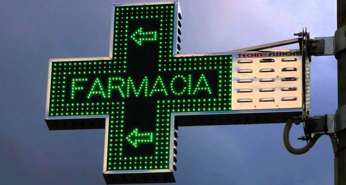 La Regione sospende improvvisamente i servizi sanitari in farmacia: esplode la protesta di M5s e Pd\n