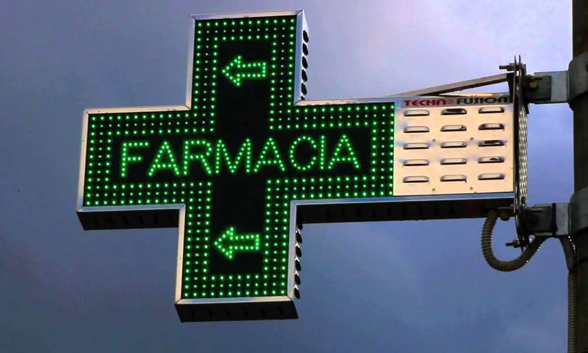 La Regione sospende improvvisamente i servizi sanitari in farmacia: esplode la protesta di M5s e Pd\n