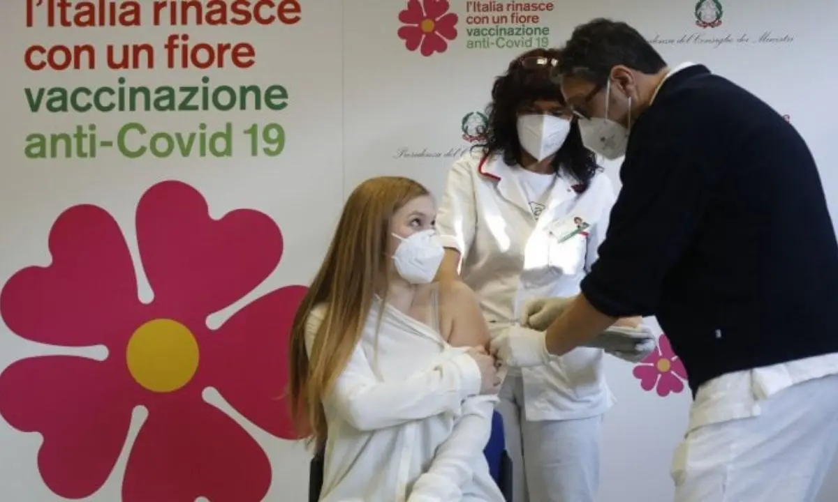 Vaccini Covid aggiornati, prenotazioni dal 12 settembre: ecco chi può farli