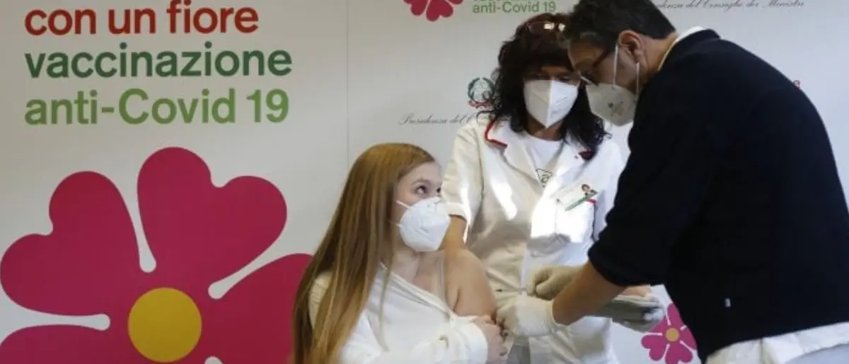 Vaccini Covid aggiornati, prenotazioni dal 12 settembre: ecco chi può farli