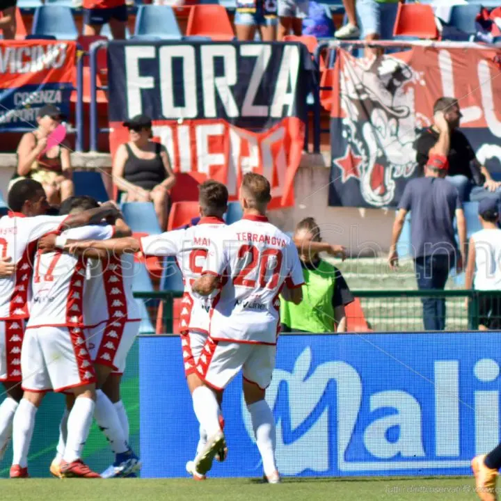 Cosenza con poche idee: il Bari espugna il \"San Vito-Marulla\" con Cheddira