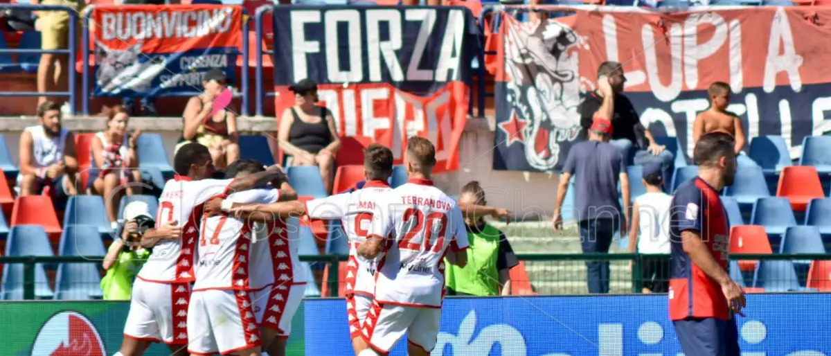 Cosenza con poche idee: il Bari espugna il \"San Vito-Marulla\" con Cheddira