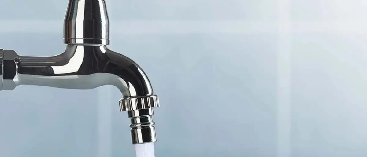 Acqua contaminata e maleodorante. La lettera denuncia di una cittadina al sindaco di Cosenza