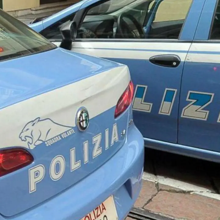 Cosenza, controlli e perquisizioni in città: la polizia sequestra droga e una pistola detenuta illegalmente