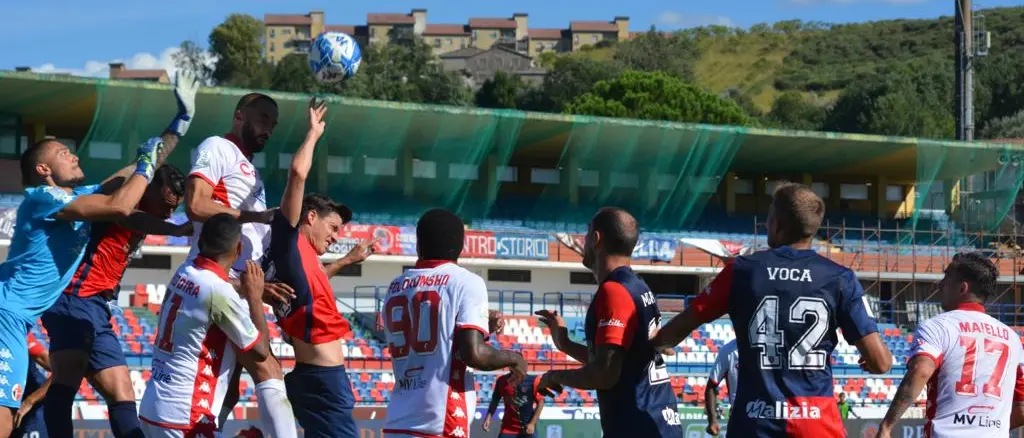 Cosenza, Viali recupera a sorpresa un centrocampista per Bari