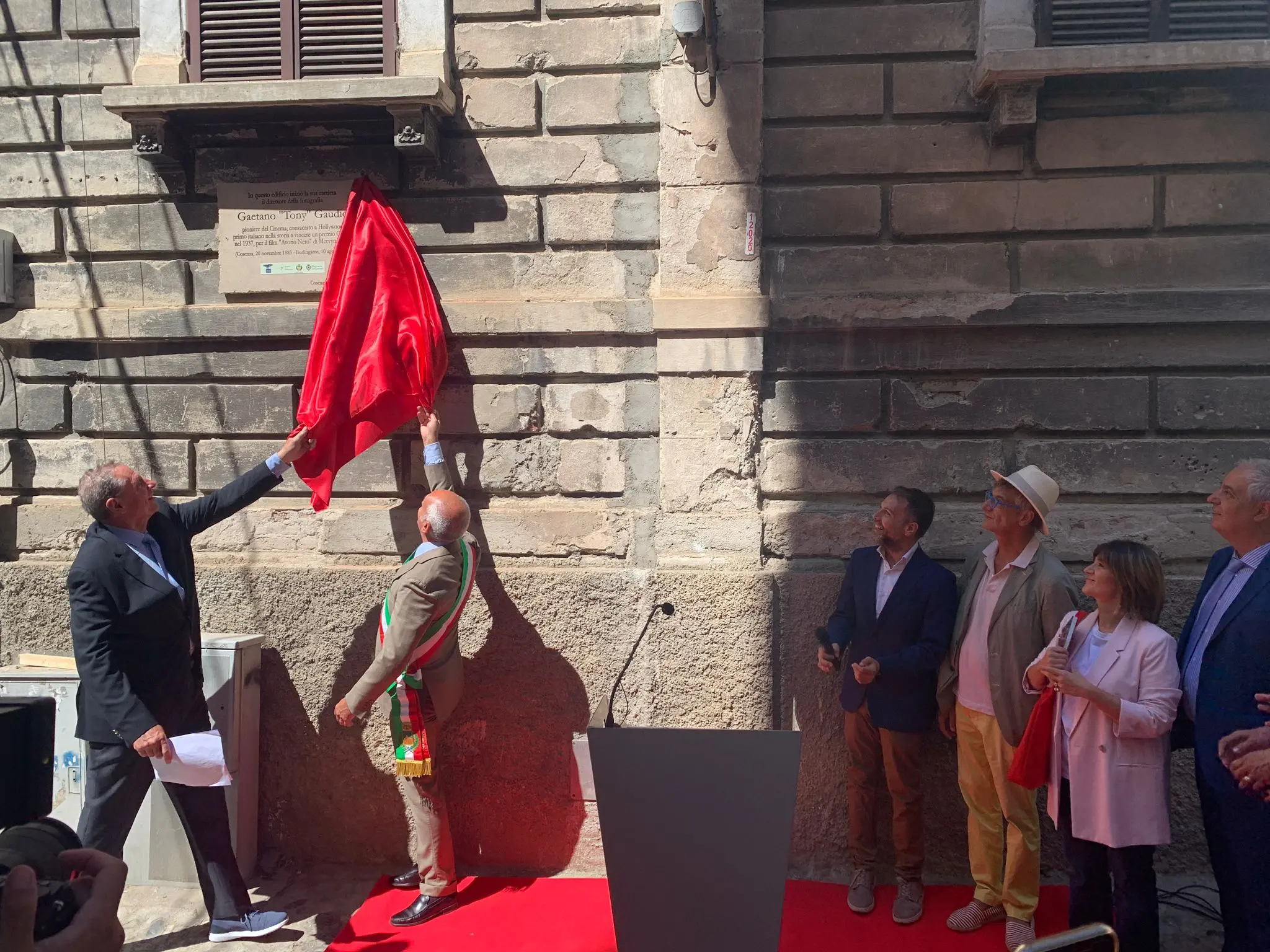 Si riaccendono le luci su Tony Gaudio. A Cosenza scoperta una targa in suo onore - VIDEO