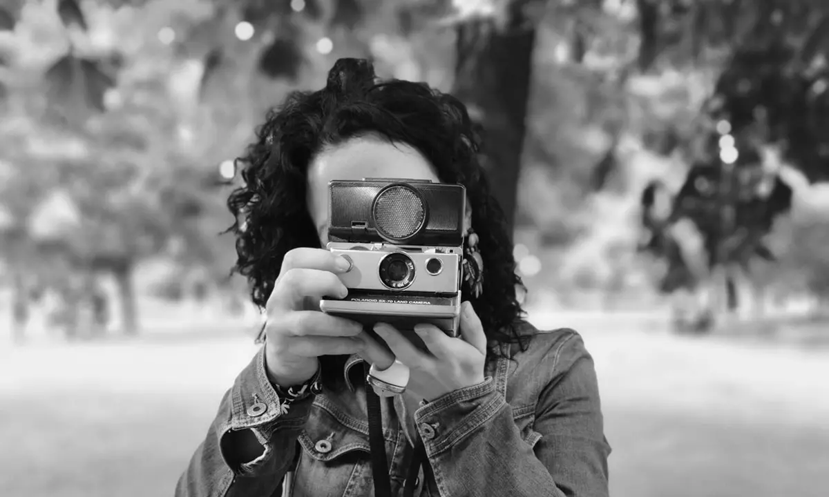 Il corpo “è” l’anima: l’universo femminile negli scatti di Chiara Leone, la fotografa che porta nel mondo l’azzurro del suo Ionio