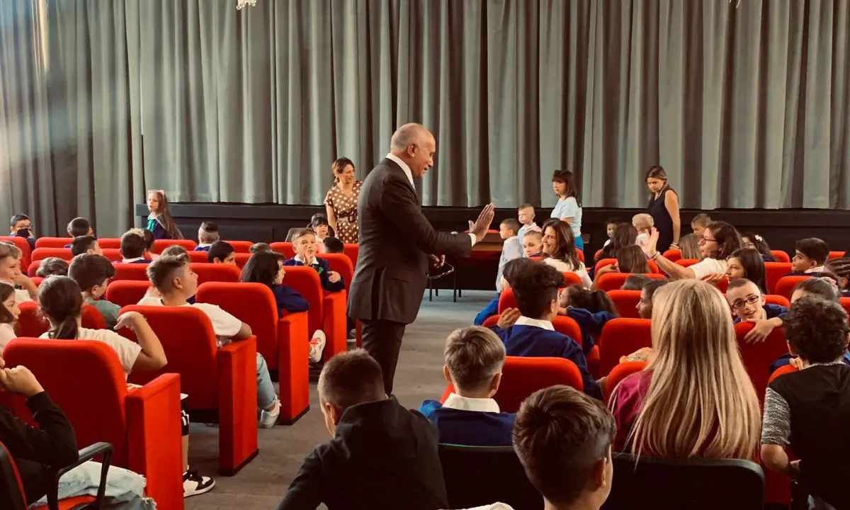 Il sindaco di Cosenza in visita all'Istituto comprensivo Spirito Santo. E fa \"pace\" con Ciglio