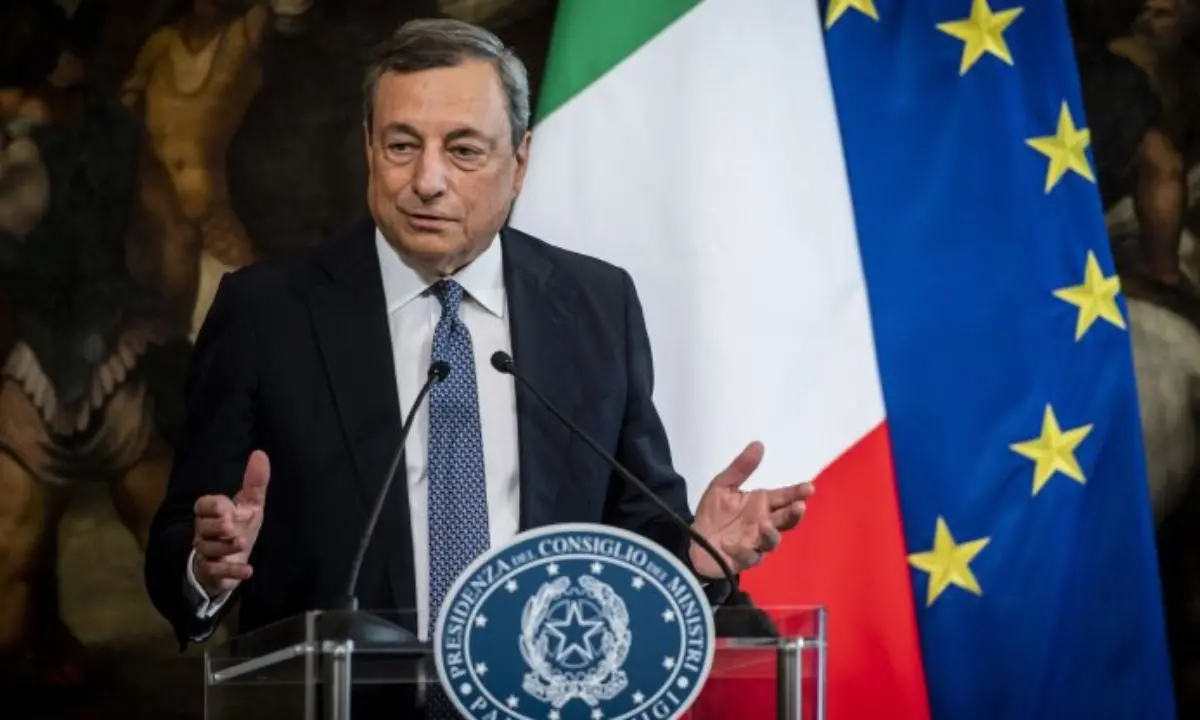 Draghi: «La democrazia italiana è forte e non si fa abbattere da pupazzi prezzolati»