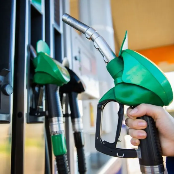Cala ancora il prezzo dei carburanti. Ecco le ultime rilevazioni