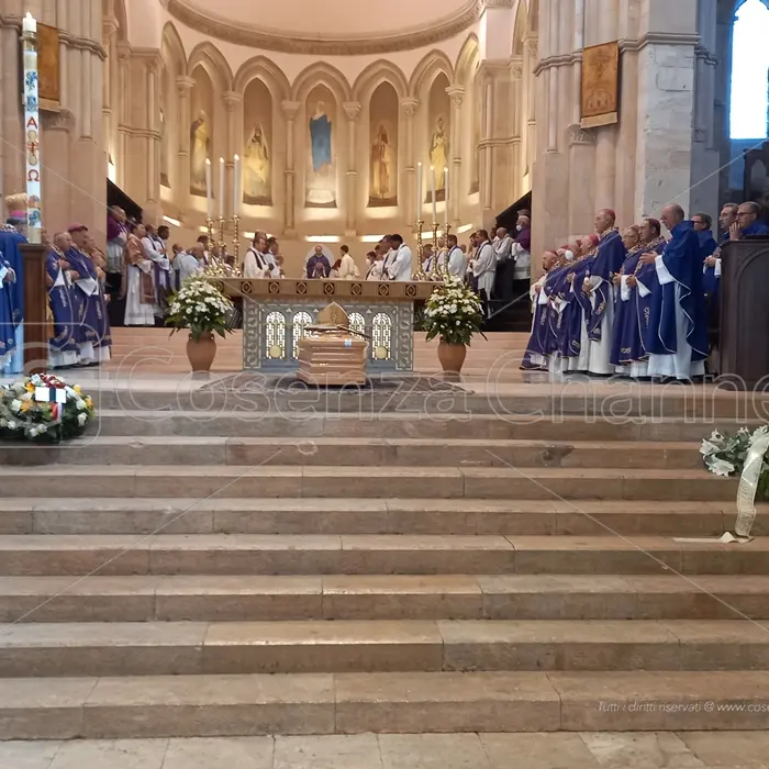 Funerali di Monsignor Nolè, Caruso: «Plauso alla Polizia Municipale per l'impegno profuso»
