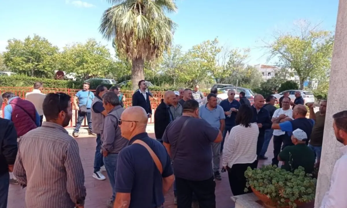 Trebisacce, Magorno appoggia la lotta dei lavoratori del Consorzio