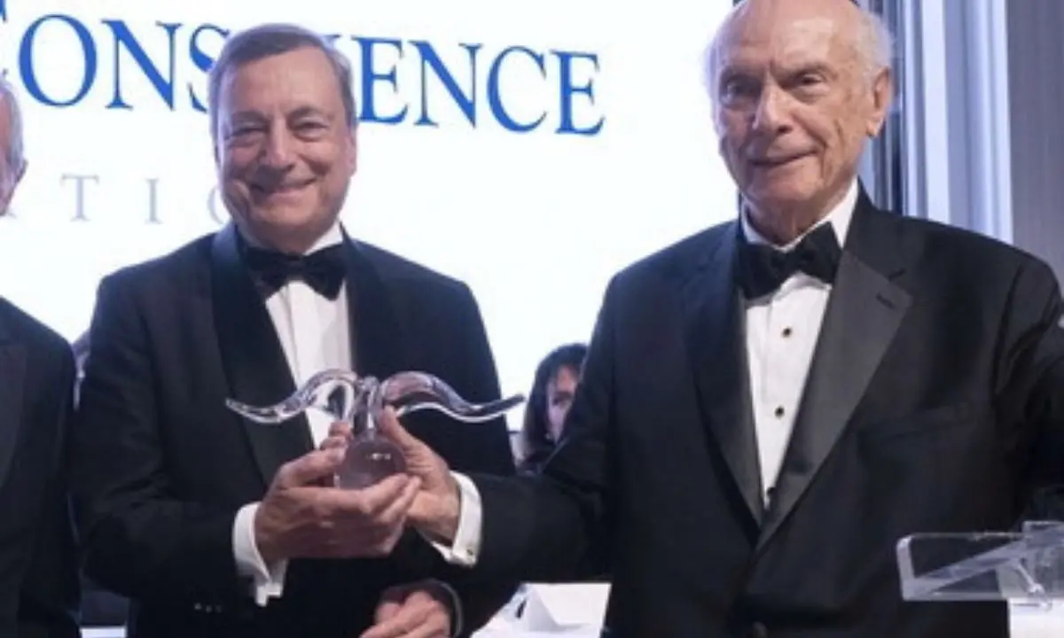 Draghi premiato a New York come statista dell'anno
