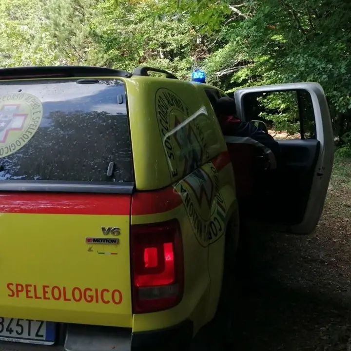 Luzzi, mobilitazione per salvare un uomo caduto in una scarpata