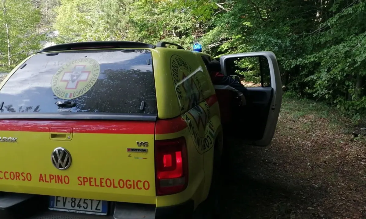 Luzzi, mobilitazione per salvare un uomo caduto in una scarpata