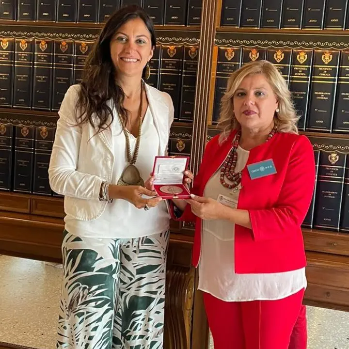 Rosaria Succurro ha ricevuto l'Associazione Oncomed in segno di solidarietà