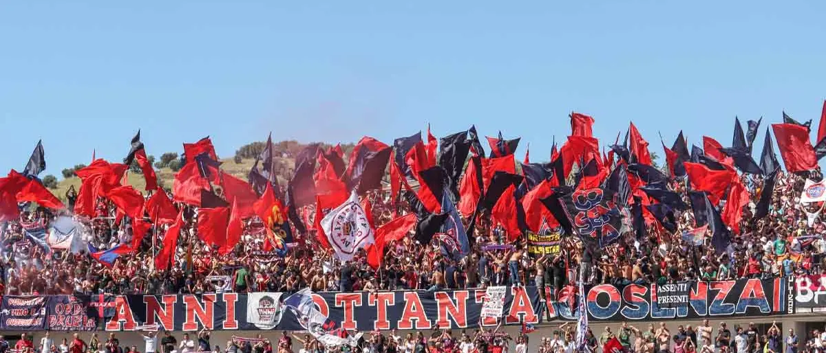 Cosenza, riecco il tifo della Curva Nord. In una nota gli ultrà della Catena spiegheranno la posizione