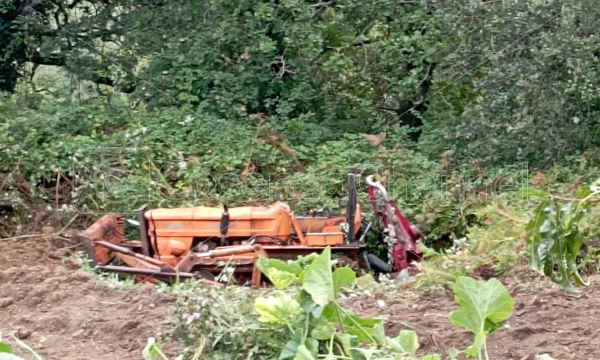 Schiacciato da un trattore, tragedia a Falconara Albanese