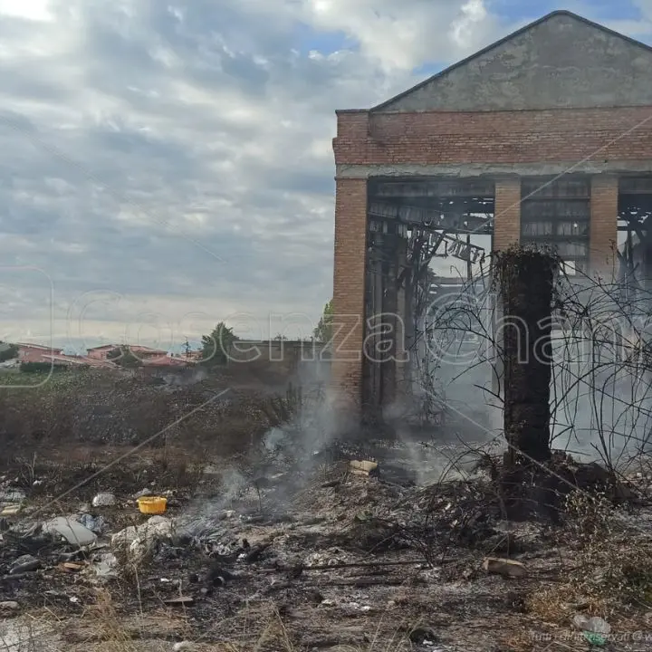 Scalea, incendio distrugge edificio abbandonato: non si registrano feriti