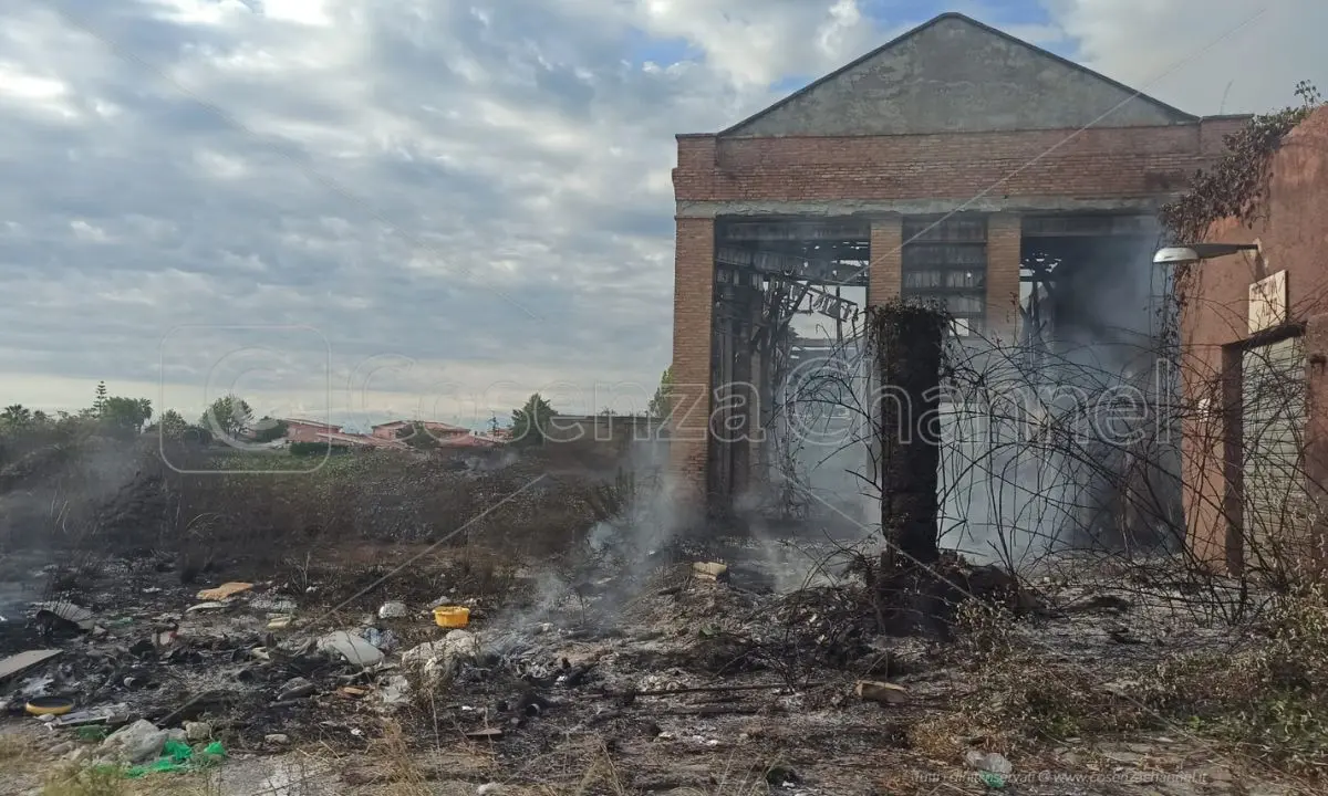 Scalea, incendio distrugge edificio abbandonato: non si registrano feriti