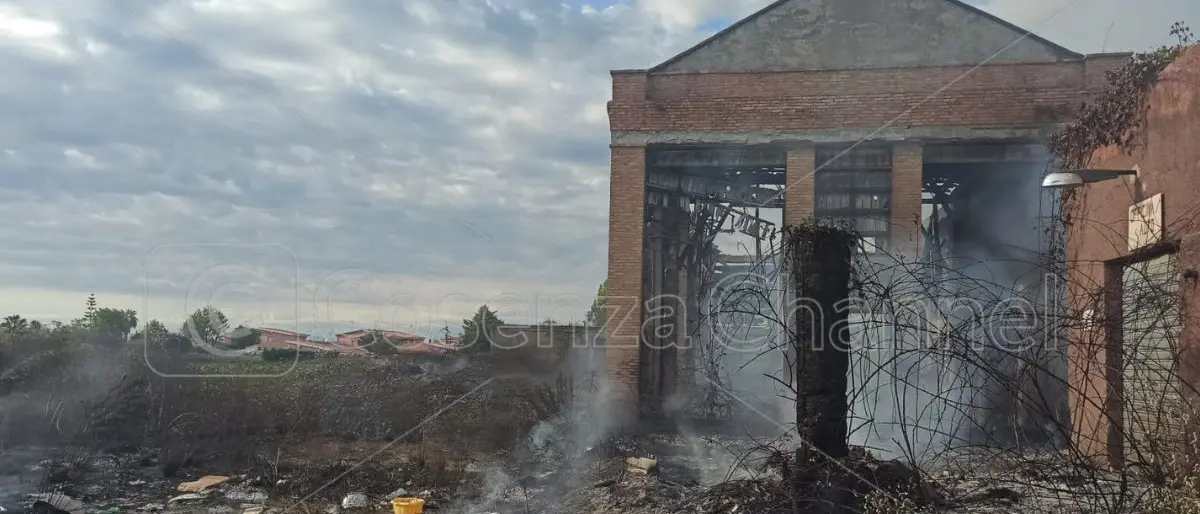 Scalea, incendio distrugge edificio abbandonato: non si registrano feriti