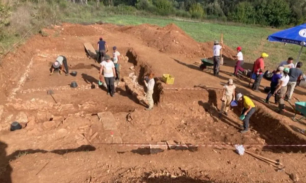 Laino Borgo, ritrovato (durante gli scavi) un settore di produzione di vasi