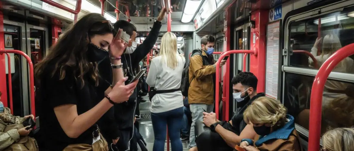 Covid, in Italia stop alle mascherine su mezzi pubblici e negli ospedali