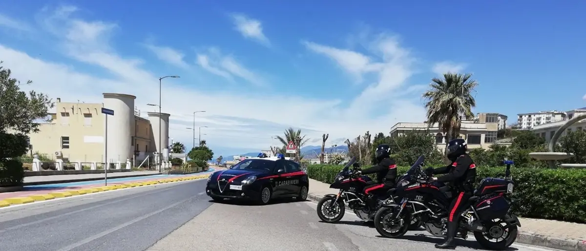 Fratellini di Paola vittime di percosse, il gip punta il dito contro il compagno della madre