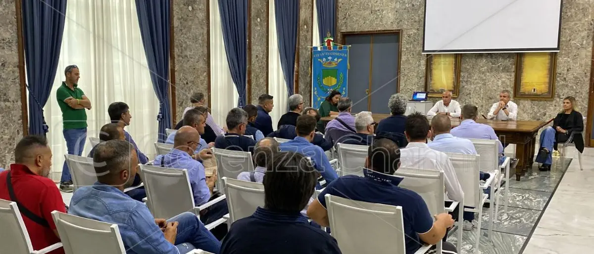 Cosenza, dipendenti Amaco in comune. Scontro tra Caruso e Posteraro (VIDEO), poi la fumata bianca